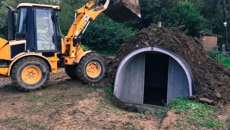 Svojpomocná stavba záhradnej pivnice pomocou prefabrikovaných betónových segmentov