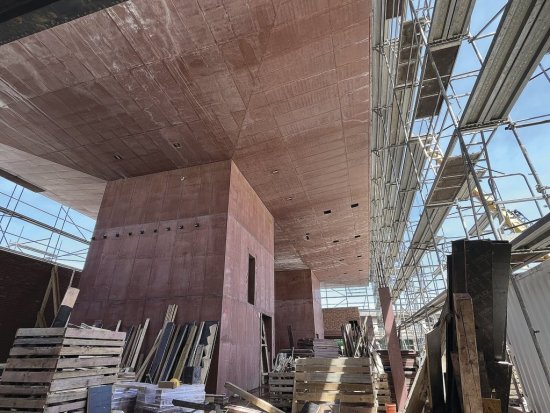 Na stavbu Centrálnej polytechnickej dielne bol použitý špeciálny prefarbený betón, ktorého receptúra sa vyvíjala v pardubickom laboratóriu Cemex. Foto: Cemex