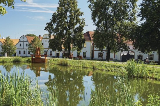 V južných Čechách sa zo zrubových konštrukcií domov vyvinulo v 19. storočí tzv. selské baroko, ktorého typickou ukážkou je obec Holašovice pri Českých Budějoviciach. Foto: Vitex, Shuttterstock