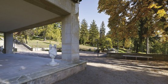 Skladba záhrady Stiassni predstavuje jeden z príkladov možného stvárnenia vilových záhrad, ktoré u nás vznikali medzi svetovými vojnami. Zdroj: Vila Stiassni (© Filip Šlapal a David Židlický)
