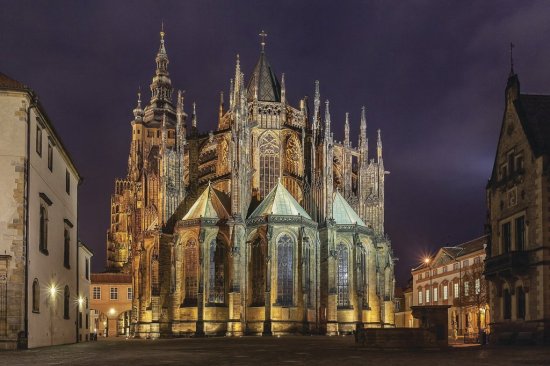 Stredoveku vládla gotika, ktorá sa vyznačovala najnáročnejšími strešnými konštrukciami. Tie sa väčšinou nachádzali na katedrálach a kostolných stavbách. Na fotografii je Katedrála sv. Víta v Prahe. Foto: krcil, Shutterstock