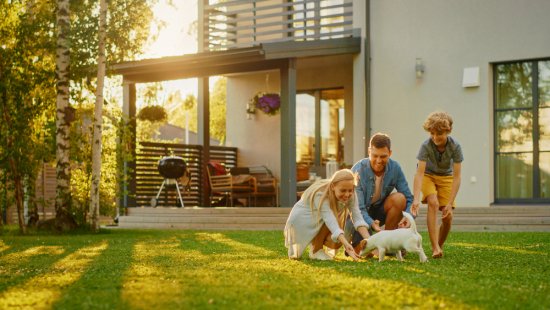 Pri situovaní terasy na juh vás čaká najviac hodín slnečného svitu, teda od rána až do neskorého popoludnia. Zdroj: Gorodenkoff, shutterstock