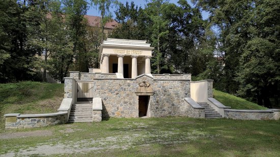 Obr.: Betón hrá dôležitú úlohu aj pri rekonštrukcii pamiatok. Napríklad pre Mauzoleum v Olomouci vyrábala firma Racio zákrytové dosky a dlažby z betónu. Foto: Pavel Snášel, realizácia: RACIO Častolovice, www.racio-castolovice.cz

