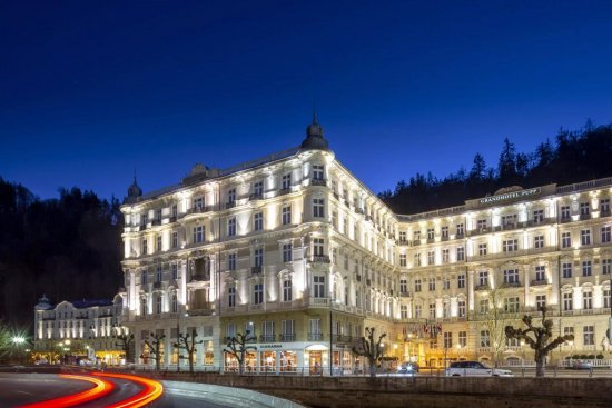 Máloktorý hotel sa môže pochváliť tak bohatou históriou ako práve Pupp. Nit jedinečného príbehu, ktorý trvá už viac než tri storočia, nedokázali pretrhnúť zvraty ani vojny ani spory pôvodných majiteľov. Zdroj: Fotogalerie GrandhotelaPupp, www.pupp.cz