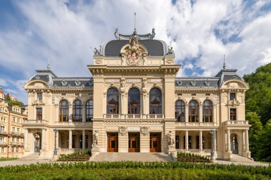 Cisárske kúpele sú najväčším architektonicky a umelecky najbohatšie vybaveným kúpeľným domom v Karlových Varoch. Svoje meno dostali po cisárovi Františkovi Jozefovi I. Zdroj: Cisárske kúpele, www.cisarskelazne.cz
