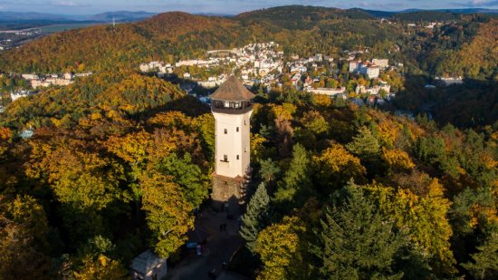 Počas krásneho počasia dohliadnete z rozhľadne až do vzdialenosti 70 km. Z vyhliadkovej plošiny vo výške 35 metrov zbadáte historické centrum Varov, kúpeľné lesy aj Krušné hory. Zdroj: INFOCENTRUM MĚSTA Karlovy Vary, z.ú., www.karlovyvary.cz