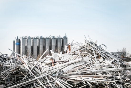 V belgickom Diksmuide prevádzkuje výrobca PVC profilových systémov Deceuninck závod, ktorý recykluje až 45 000 ton použitého PVC ročne. Zatiaľ čo pri výrobe 1 tony prvomateriálu vznikajú až 2 tony emisií CO2, pri jeho recyklácii je produkovaných len asi 135 kg CO2. Foto: Deceuninck