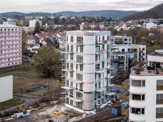 Dom sa začal stavať v polovine roku 2022 a teraz sa dokončuje. Po obvode umiestené pobytové miestnosti dopĺňajú priestorné balkóny.