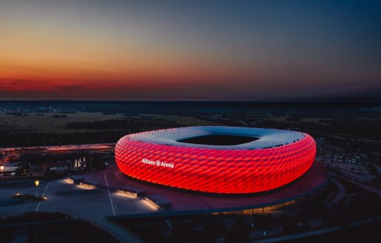 Allianz Aréna patrí medzi skvosty z architektonického aj technologického hľadiska. Areál s plochou 6 500 m² pojme pri medzinárodných podujatiach až 70 000 divákov. Zdroj: uslatar, Shutterstock