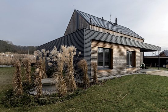 Aj takto môže vyzerať dom z tehlového systému HELUZ. Na zábere rodinný dom v Řenčích pri Plzni navrhnutý architektom Václavom Kosnarem. Základ obvodového muriva tvorí tehla HELUZ FAMILY 30, od rovnakej značky sú tiež priečky a okenné preklady. Foto: Jiří Hloušek