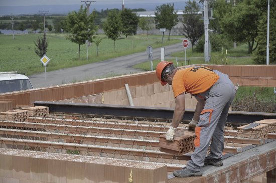 Keramické trámčekové stropy HELUZ MIAKO sa skladajú zo stropných nosníkov, medzi ktoré sa vkladajú keramické stropné vložky. 