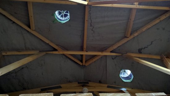 Nevykurované podkrovie musí byť vetrané, aby sme minimalizovali nežiaducu vlhkosť. Na zábere dodatočne inštalované ventilačné turbíny LOMANCO ako riešenie zrážajúcej sa pary na poistnej hydroizolácii.