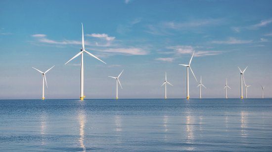 Výstavba veterných elekrární na mori, kde je vietor stabilnejší a silnejší, otvára nové možnosti pre efektívnu a spoľahlivú výrobu energie. Foto: Fokke baarssen, shutterstock