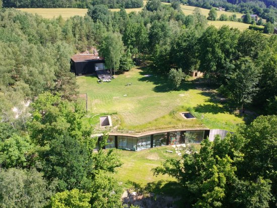 Pohľad zvrchu na bývalý z/lom, v ktorého priestoroch vznikla nová škola. Foto: Jiří Hroník