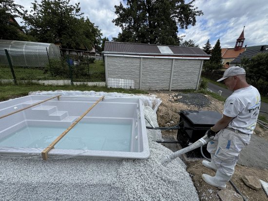 ThermoWhite po vytvrdnutí – vďaka lepidlu – zabezpečí dostatočne tuhé a stabilné usadenie bazénu.