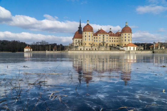 Kto by mohol zabudnúť na majestátny zámok, kde Popoluška očarila princa? Týmto kúzelným miestom je zámok Moritzburg. Zdroj: Likee68, Shutterstock