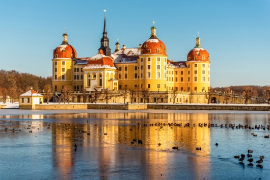 Zámok Moritzburg so štyrmi vežami a pokojným jazerným okolím vás očarí svojou symertriou. Zdroj: Nataliya Schmidt, Shutterstock 