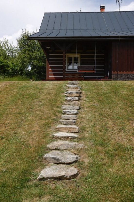 Rozľahlá záhrada poskytuje krásny výhľad. Architektonicky roubenka dokonale zapadá do okolitého prostredia.  