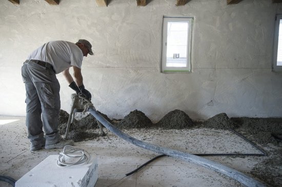 Čerpadlo na potery veľmi zjednodušilo transport materiálu (predovšetkým ľahké vyrovnávacie malty  UZIN SC 914 TURBO). Práca prebiehala pomerne rýchlo a bez väčšej námahy. 