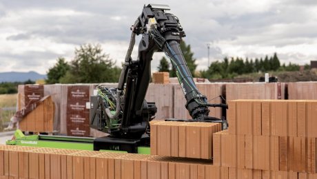 Stavba rodinného domu robotom. Rozhodujúca bola okamžitá dostupnosť a rýchlosť