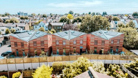 Stables Yard: Udržateľná rezidenčná architektúra, ktorá posilňuje komunitu