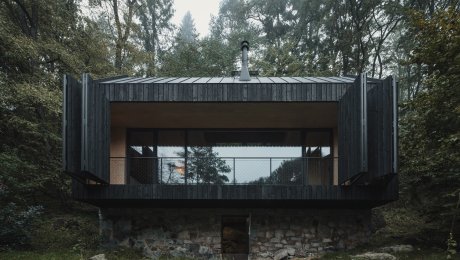 Chata na brehu Sázavy medzi skalou a riekou