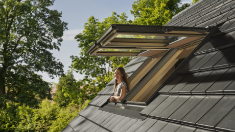 Voľnosť priestoru: nová generácia výklopno-kyvných strešných okien