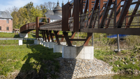 Nová lávka s cortenovým opláštením nad štvorprúdovkou