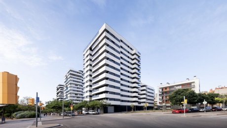 Torre Estronci 91: čiernobiela fasáda, ktorá odľahčuje objem mestskej veže