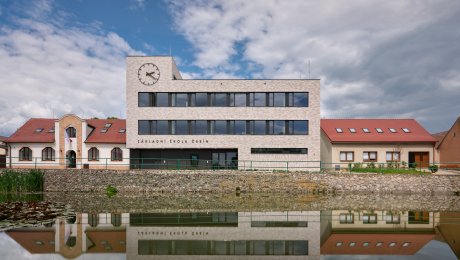 Základná škola Čebín. Prestavba bývalého obchodného domu Jednota na modernú školu v srdci obce