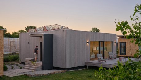 Čo všetko sa zmestí do 65,5 m²? Malá drevostavba stavia na svetlo a šikovnú dispozícii