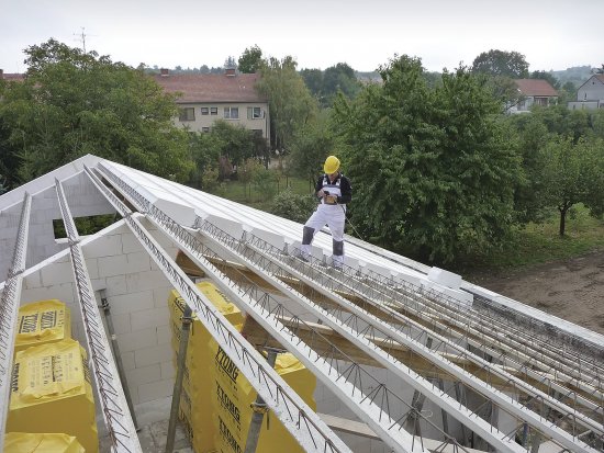 Úvodná fáza z montáže ťažkej šikmej strechy zo systému YTONG