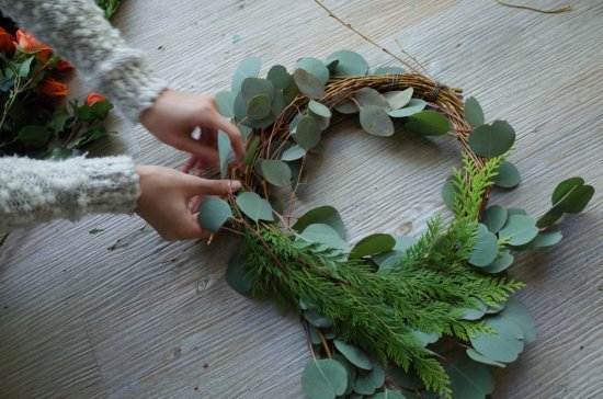 Vytvorte si štýlový adventný veniec z eukalyptu a nalaďte sa na tohtoročné Vianoce na severskú hygge atmosféru. Zdroj: Pui Shan Cheung, Shutterstock